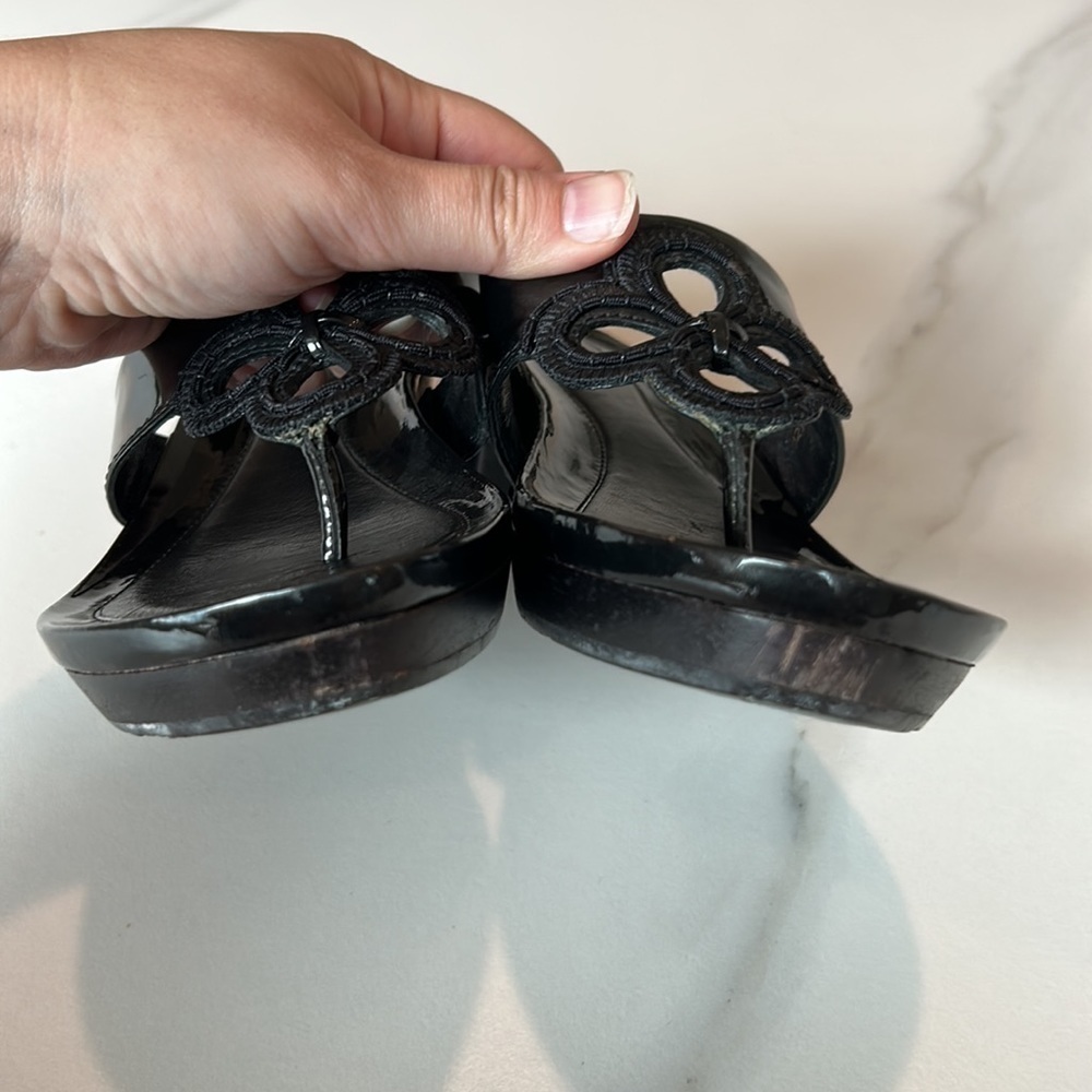 Cole Haan Womens‎ Black Patent Leather Flower Slip On Thong Sandal - Picture 9 of 9